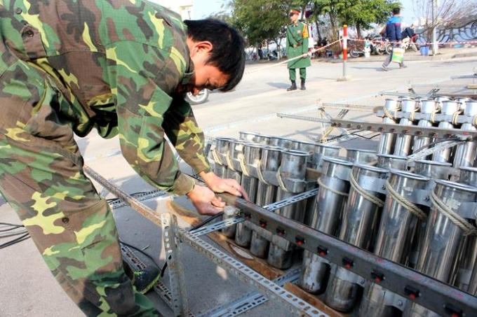 Các chiến sí bộ đội tiến hành kết nối các nòng pháo với bảng điều khiển từ xa.
