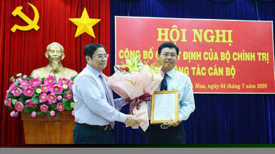 Ông Phạm Minh Chính, Ủy viên Bộ Chính trị, Trưởng ban Tổ chức Trung ương trao Quyết định của Bộ Chính trị chuẩn y ông Nguyễn Tiến Hải, Chủ tịch UBND tỉnh Cà Mau giữ chức Bí thư Tỉnh ủy Cà Mau.