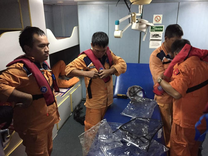 Khi còn cách mục tiêu với khoảng cách 4 – 5 hải lý đoàn cứu trợ chỉnh trang lại trang phục .