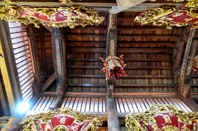 Hệ thống kèo, cột được chạm trổ công phu. Phần mái thiết kế hở đưa được nhiều ánh sáng vào bên trong.