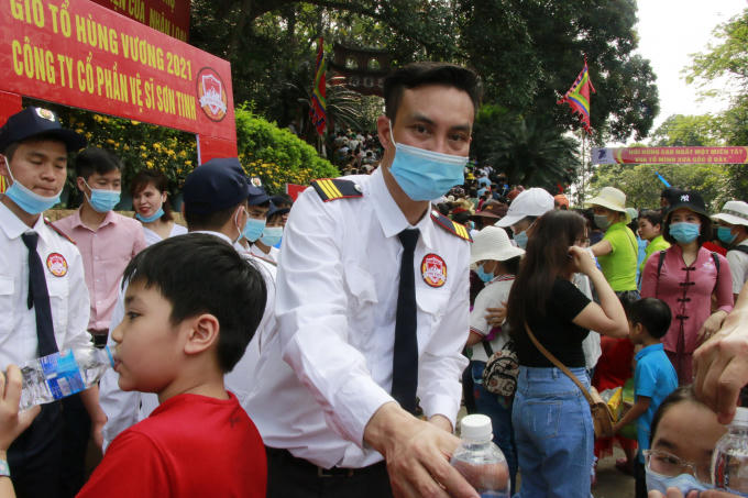 Anh Trần Kim Sơn – Giám đốc Công ty cổ phần vệ sĩ Sơn Tinh là người con đất tổ, rất vui mừng vì góp chút công sức nhỏ bé của mình vào để đảm bảo an ninh cho ngày lễ hội. Ảnh: Lễ hội Đền Hùng năm 2021.