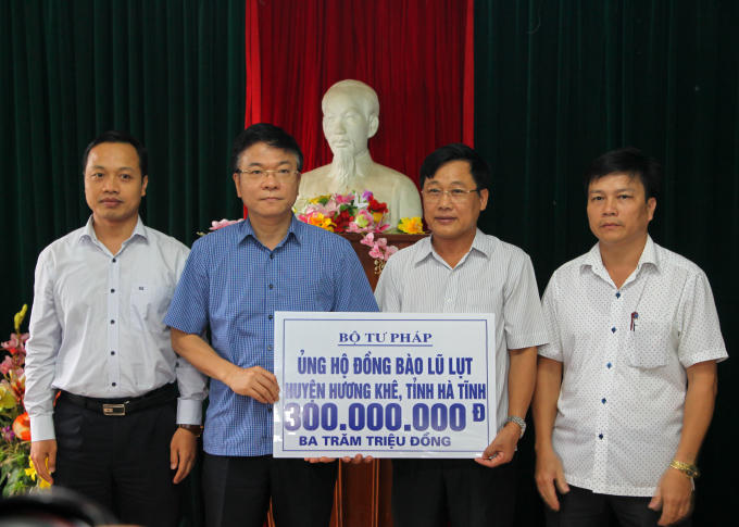 Cán bộ, công chức, viên chức Bộ Tư pháp quyên góp hỗ trợ đồng bào huyện Hương Khê Hà Tĩnh 300 triệu đồng.