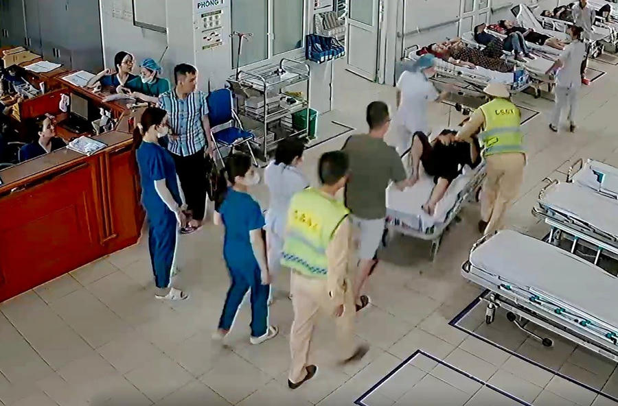 CSGT Nghệ An kịp thời hỗ trợ đưa bệnh nhân nhập viện cấp cứu kịp thời.