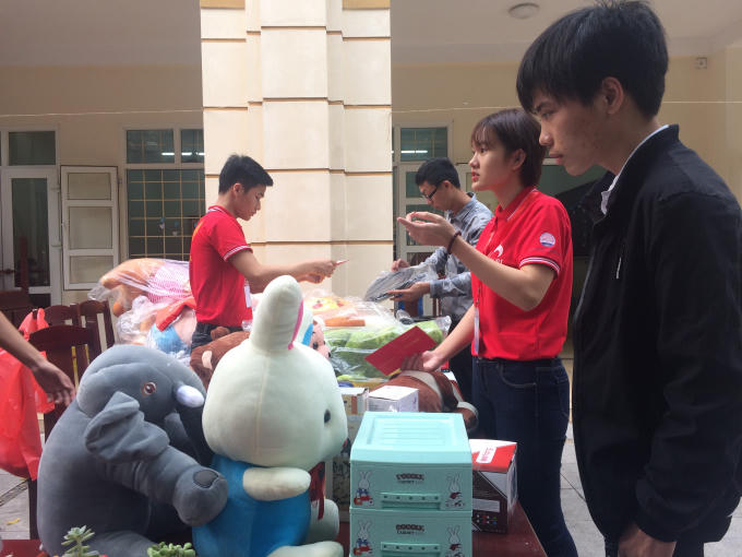 Những món quà được chuẩn bị để tri ân đến những người tham gia hiến máu tình nguyện.