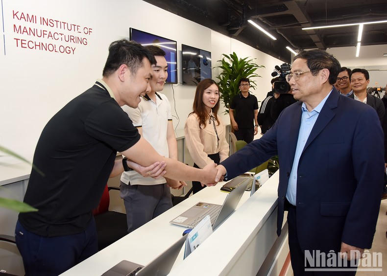 [Ảnh] Thủ tướng Phạm Minh Ch&iacute;nh thăm Trung t&acirc;m Đổi mới s&aacute;ng tạo Quốc gia ảnh 3