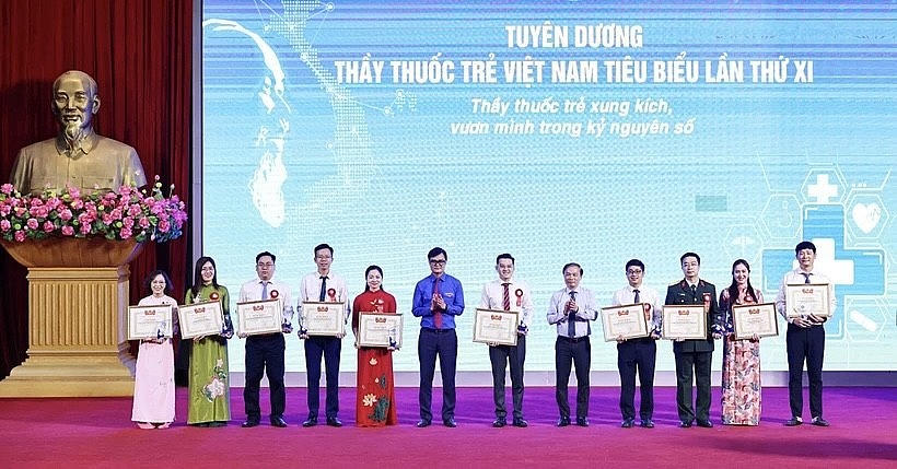 Ban tổ chức trao giải thưởng Thầy thuốc trẻ Việt Nam tiêu biểu cho các cá nhân.