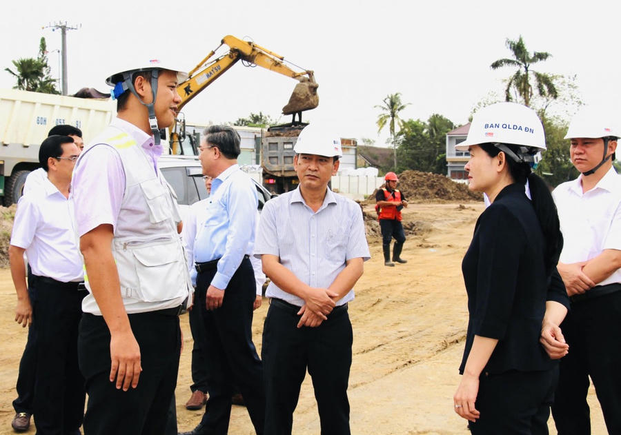 Ban QLDA cho biết cao tốc Biên Hòa - Vũng Tàu đang thi công 30 mũi, chạy “3 ca 4 kíp”.