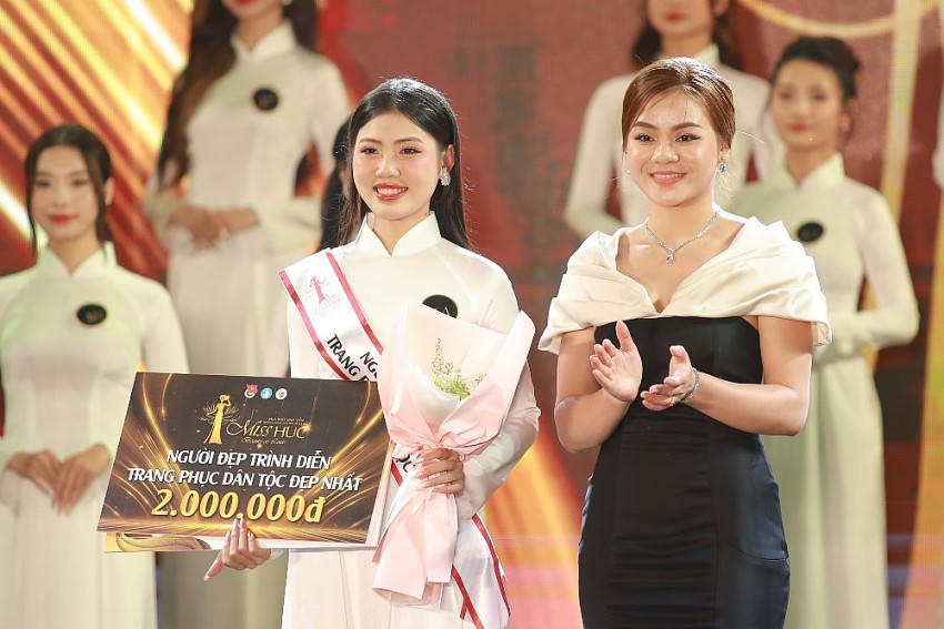 Người đẹp trình diễn Trang phục Dân tộc đẹp nhất Dương Thị Quyên.