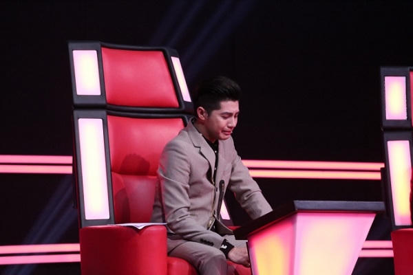 Huấn luyện viên Noo Phước Thịnh khóc nức nở ngay trên ghế nóng (ảnh Gia Thông, nguồn ảnh Saostar.vn)