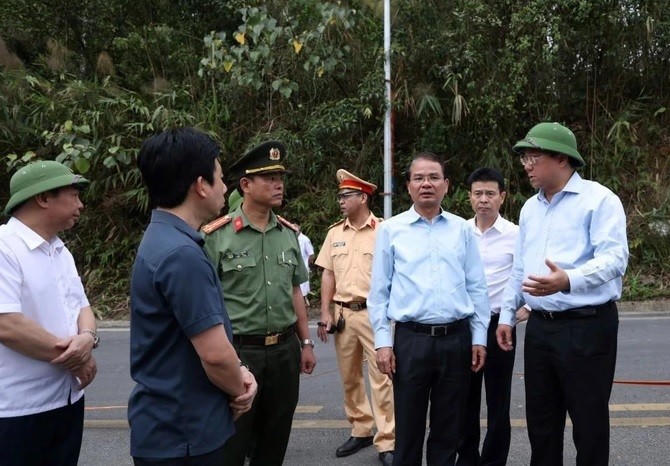 Lãnh đạo tỉnh Vĩnh Phúc có mặt tại hiện trường vụ tai nạn chỉ đạo khắc phục hậu quả vụ tai nạn. (Ảnh: TTXVN)