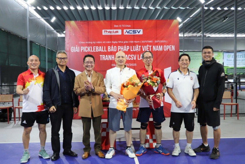 Lãnh đạo Báo Pháp luật Việt Nam và Công ty CP dịch vụ hàng hóa hàng không Việt Nam tặng hoa và cup chúc mừng các đội thi đấu.