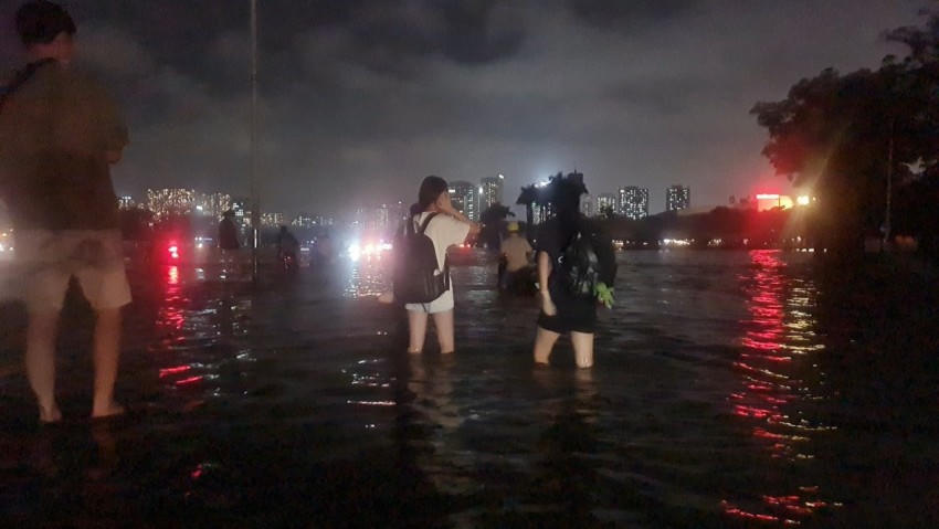 Hàng dài phương tiện chôn chân chờ lưu thông qua biển nước tại SVĐ quốc gia Mỹ Đình