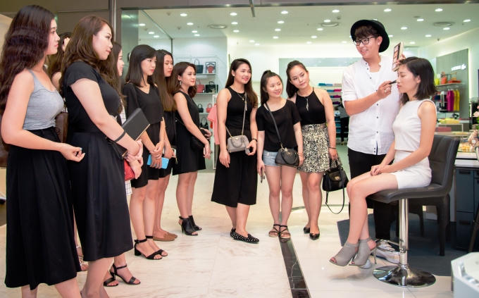 Qu&acirc;n cũng mở rất nhiều kh&oacute;a dạy học trang điểm cho c&aacute;c bạn trẻ ngh&egrave;o muốn theo nghề trang điểm.