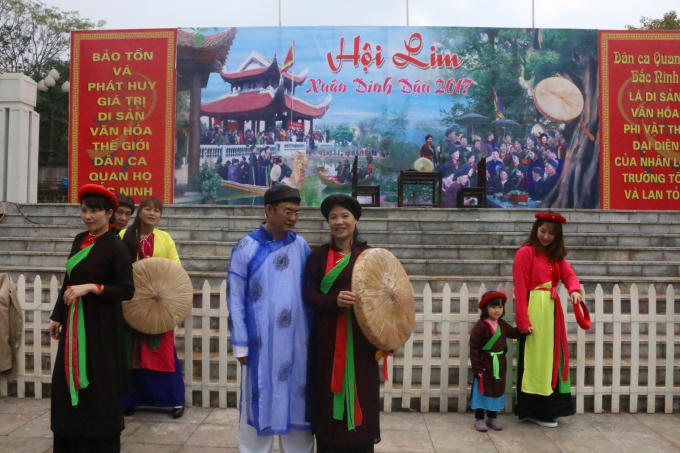 Mỗi bộ trang phục như thế này được thuê với giá từ 20 - 40 nghìn đồng.