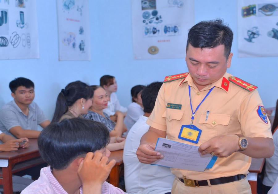 Phòng Cảnh sát giao thông Công an tỉnh Cà Mau sẽ tiếp nhận, kiểm tra hồ sơ đăng ký sát hạch tại hai địa điểm và tổ chức các đợt sát hạch định kỳ, bảo đảm quyền lợi của người dân không bị gián đoạn.