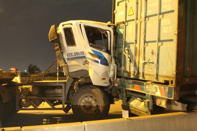 Chiếc container biến dạng sau va chạm.