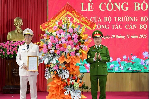Thượng tướng Nguyễn Ngọc Lâm, Ủy viên Ban Thường vụ Đảng ủy Công an Trung ương, Thứ trưởng Bộ Công an trao Quyết định và tặng hoa chúc mừng Thượng tá Cù Quốc Thắng, tân Giám đốc Công an tỉnh Ninh Bình.