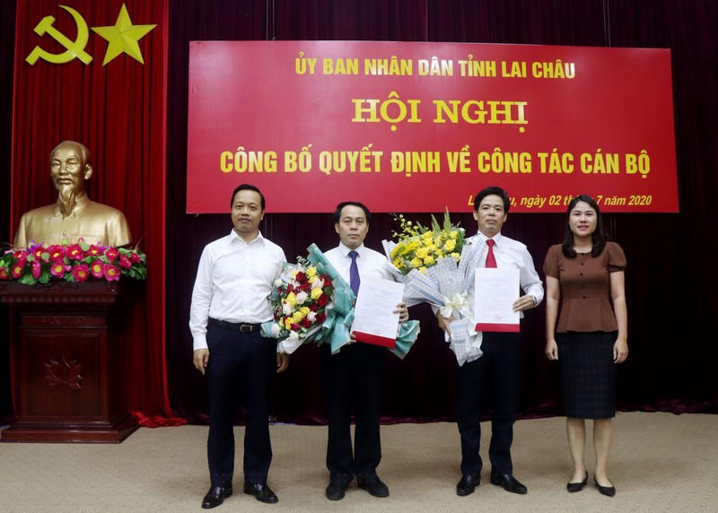 Chủ tịch UBND tỉnh Trần Tiến Dũng, đại diện Ban Tổ chức Tỉnh uỷ trao Quyết định và chúc mừng đồng chí Mai Văn Thạch và đồng chí Nguyễn Văn Nghiệp. Ảnh: Đào Thuý