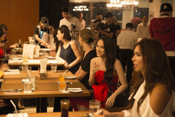Hương Giang tự tin giao lưu cùng các thí sinh Hoa hậu Chuyển giới Quốc tế 2018.