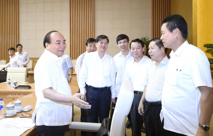 Thủ tướng trao đổi với lãnh đạo các địa phương. Ảnh: VGP/Quang Hiếu