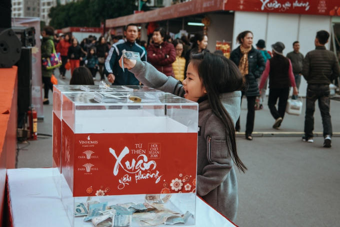 Các em nhỏ hào hứng quyên góp tiền làm từ thiện trong chương trình Hội chợ Xuân