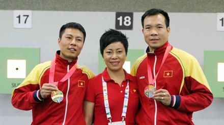 HLV Nguyễn Thị Nhung là người động viên lớn với 2 học trò của mình trong các cuộc thi đấu. Ảnh: internet