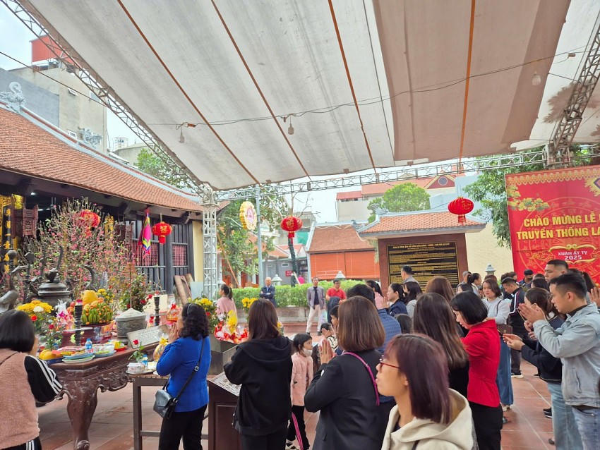 Càng về trưa lượng người và du khách đổ về khu di tích Bia Bà La Khê ngày càng đông.