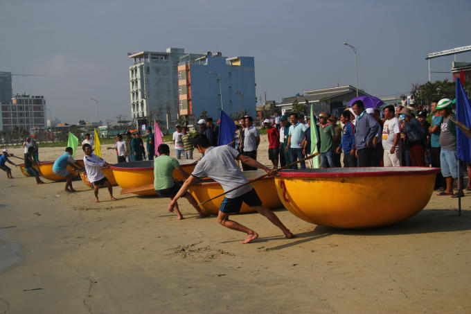 7 thuyền thúng tương ứng với 7 phường trên địa bàn quận Sơn Trà chuẩn bị phần thi ngoáy thuyền thúng của mình. (Ảnh: Vân Trương)