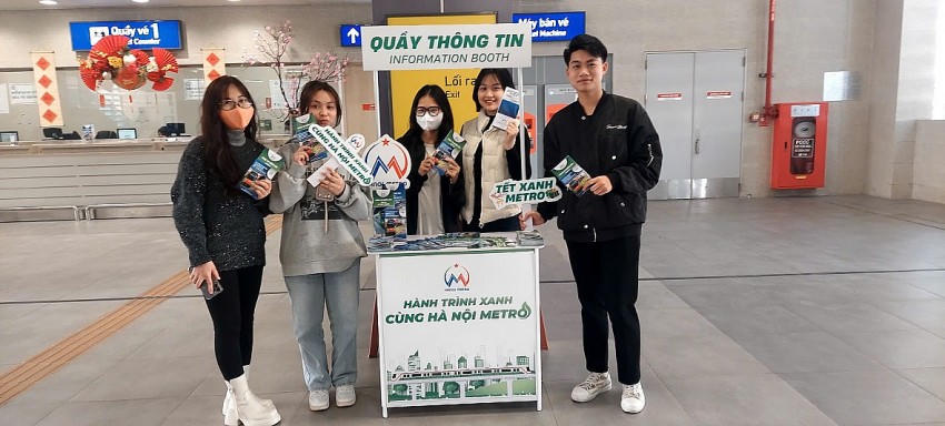 Để chào đón hành khách đến với Hà Nội Metro, các nhà ga của Hà Nội Metro được trang trí nhiều hình ảnh, cảnh quan để mang đến với hành khách cảm giác một mùa Xuân tươi vui, ấm áp, đặc biệt là ở Ga Cát Linh và Ga Cầu Giấy có khu vực check-in để hành khách có thể ghi lại hình ảnh về những khoảnh khắc kỷ niệm về mùa xuân cùng Hà Nội Metro.