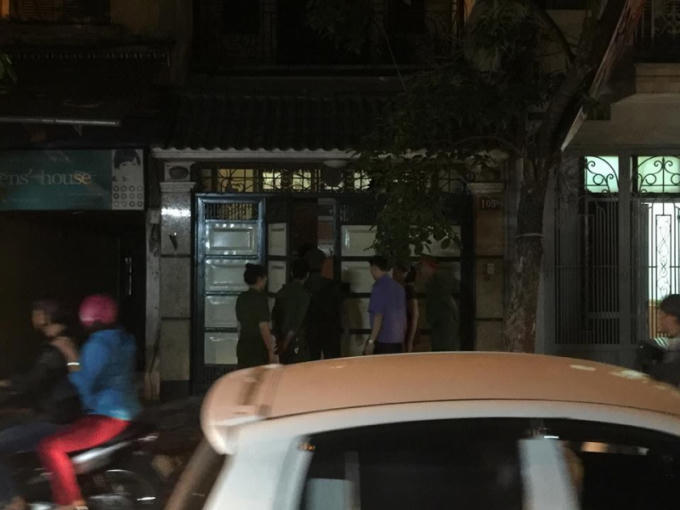 Ngôi nhà 4 tầng của ông Tuấn nằm cách hồ Tây khoảng 100m.