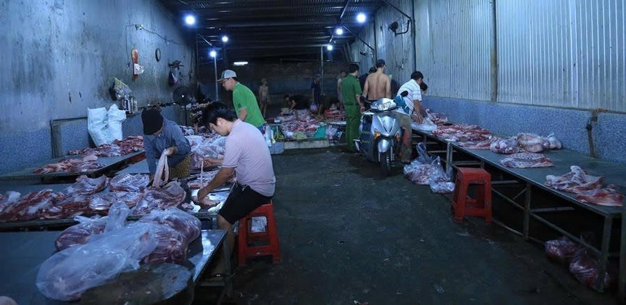 Lực lượng phối hợp phát hiện 2 cơ sở giết mổ heo trái phép