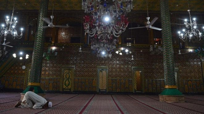 Người dân cầu nguyện và đoàn tụ với gia đình trước ngày diễn ra lễ Eid al Fitr. (Ảnh: AFP)