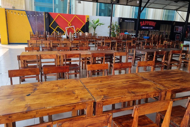 Những nhà hàng mở cửa hoạt động nhưng cũng vắng khách, trong đó chủ yếu là khách địa phương.