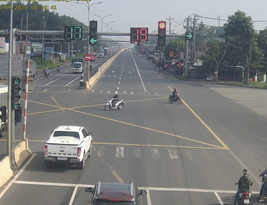 Đang đèn xanh rẽ trái nhưng xe bán tải trắng lại vượt đèn đỏ theo hướng đi thẳng, sự việc bị camera giám sát ghi lại.