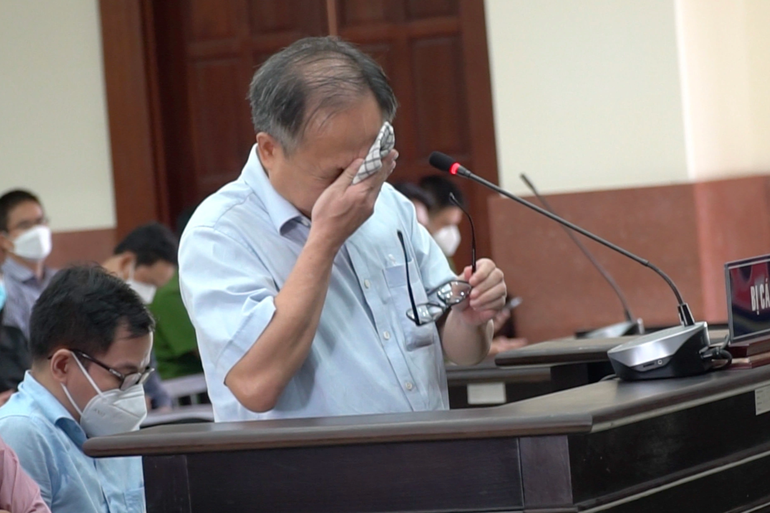 Bị cáo Tất Thành Cang bật khóc tại tòa (Ảnh: Đ.T.).