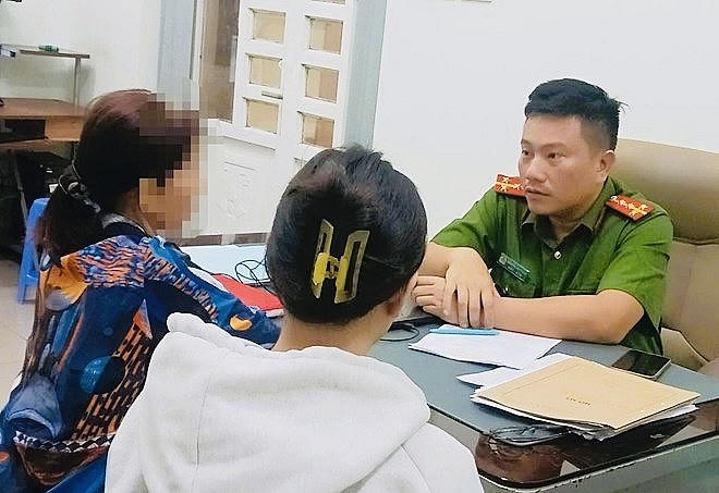 Công an làm việc với bà V.A. và chị N.A.M về vụ lừa đảo “bắt cóc online” chiếm đoạt tiền trên không gian mạng. Ảnh: Công an Đồng Nai.