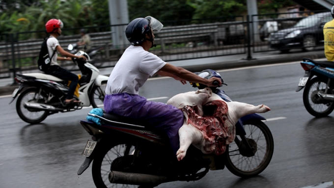 Kiểu vận chuyển này còn rất dễ gây tai nạn giao thông.