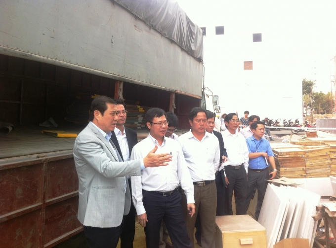 Ông Huỳnh Đức Thơ trực tiếp đến hiện trường kiểm tra vụ việc.