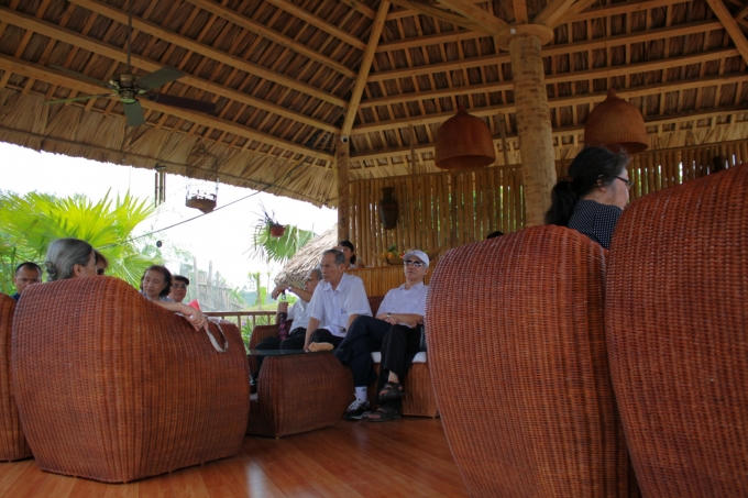 Chiếu nghỉ với trà xanh, chè lam luôn sẵn sàng phục vụ khách.