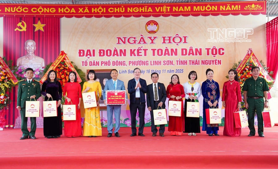 Phó Chủ tịch Ủy ban Trung ương MTTQ Việt Nam, Chủ tịch Hội Nông dân Việt Nam Lương Quốc Đoàn trao tặng quà cho các hộ gia đình tiêu biểu của tổ dân phố Đông.