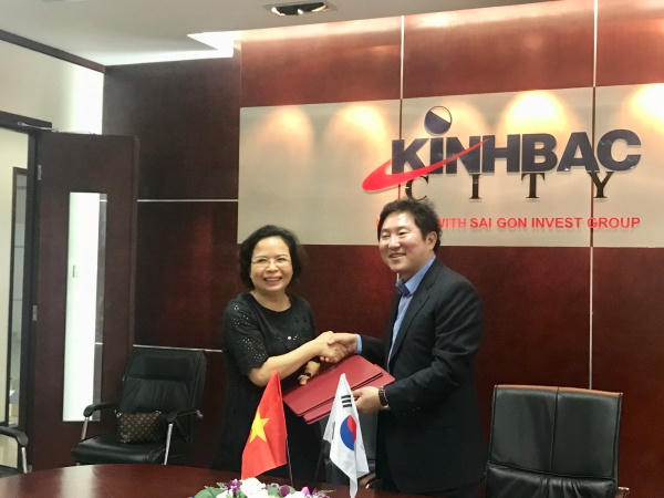 Bà Nguyễn Thị Thu Hương - Tổng Giám đốc KBC, Chủ tịch HĐQT Công ty cổ phần KCN Sài Gòn - Bắc Giang; Ông Kim Jin Woo - Chủ tịch HĐQT kiêm Tổng Giám đốc Samkwang Co.,Ltd thực hiện ký kết.