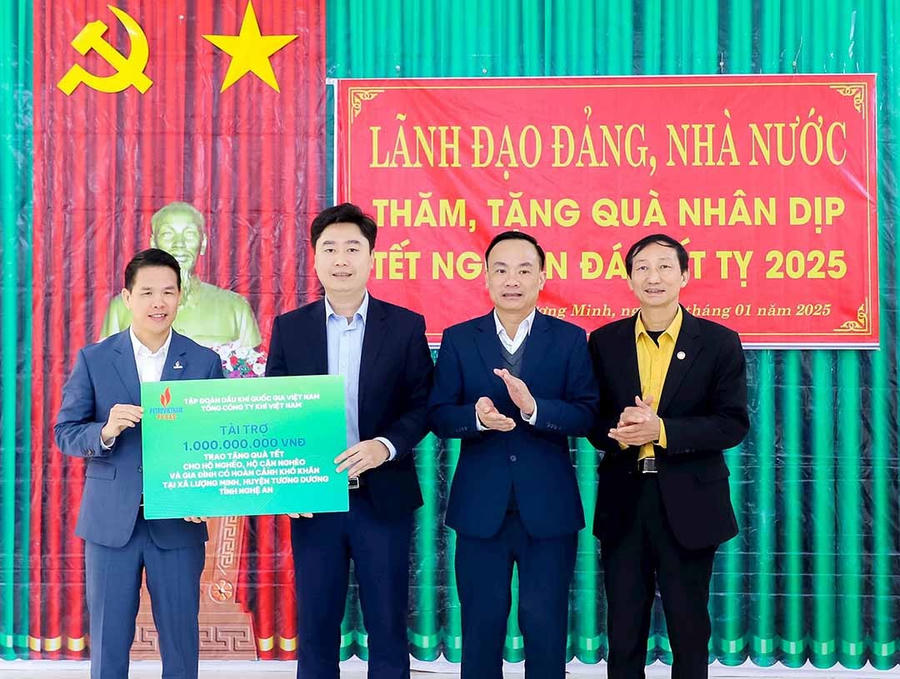 Tổng Công ty Khí Việt Nam tài trợ 1 tỷ đồng cho huyện Tương Dương để chăm lo Tết cho người nghèo, cận nghèo, khó khăn - Ảnh PB.