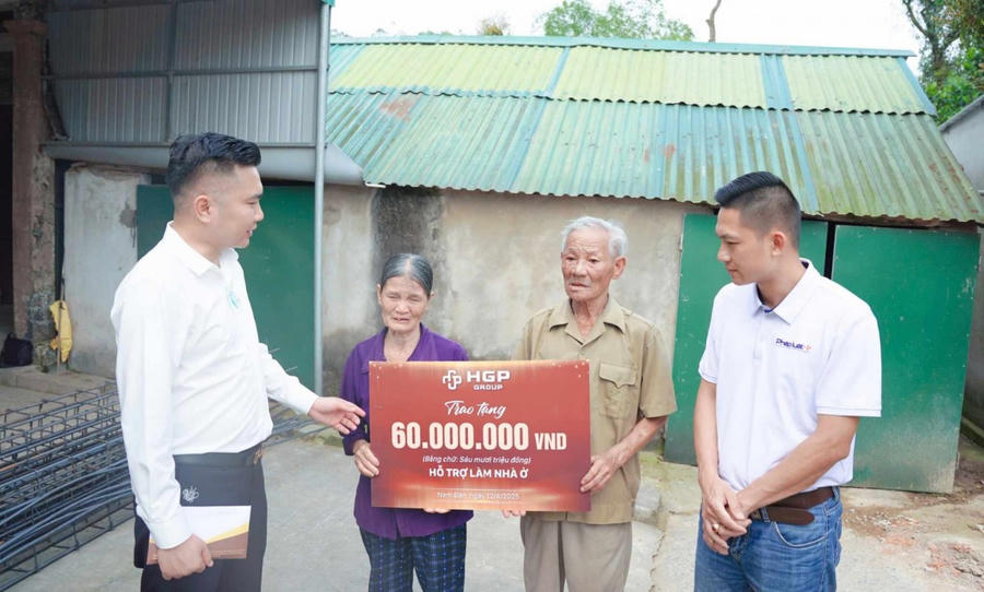 Đại diện Báo Pháp luật Việt Nam cùng HGP Group trao tặng tiền mặt cùng hiện vật hỗ trợ xây dựng nhà ở cho hộ ông Hoàng Đình Trông.