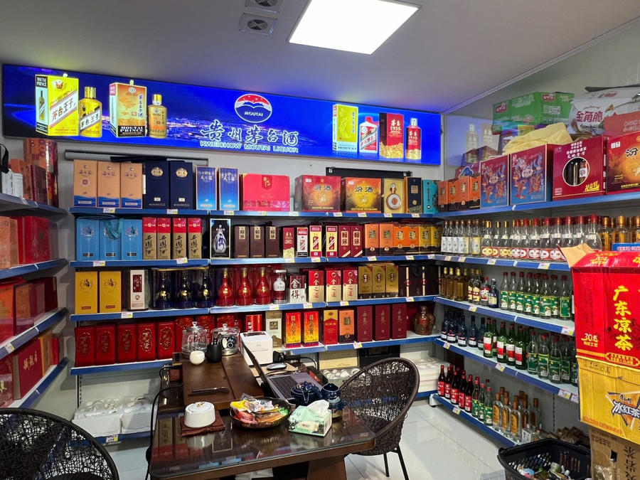 Gian hàng bày bán các loại rượu đặc trưng của Trung Quốc.
