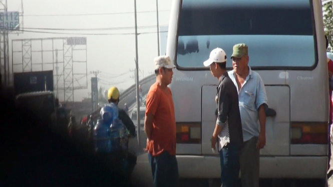 Liêm (áo vàng) và “cu” Đắc (áo xanh) trong một lần đi cướp tháng 11 - 2015 - Ảnh cắt từ clip điều tra