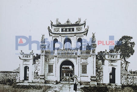 Chương trình gồm 4 hoạt động chính: Hoạt động Triển lãm và nghệ thuật sắp đặt; hoạt động trang trí mỹ thuật và các hoạt động văn hóa nghệ thuật. (Tác phẩm: Cổng Quốc Tử Giám). Ảnh: Loan Bảo.