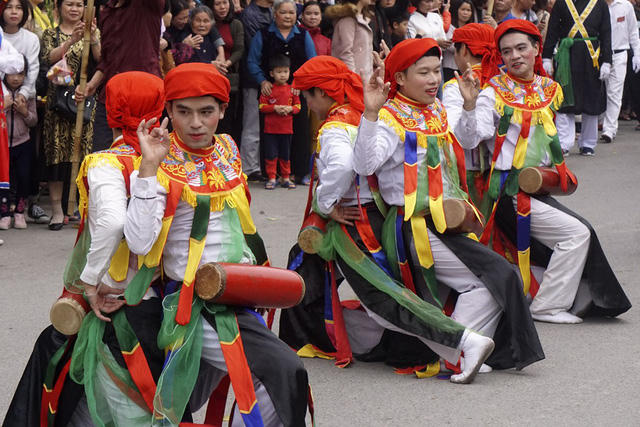 Hà Nội: Trai làng lả lơi trong màn