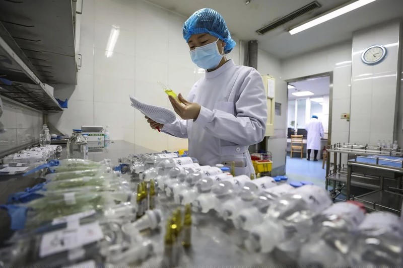 Một y tá chuẩn bị thuốc cho bệnh nhân  nhiễm virus corona chủng mới tại bệnh viện Jinyintan, Vũ Hán.
