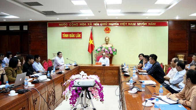 C&aacute;c đại biểu tham gia cuộc họp g&oacute;p &yacute; c&aacute;c đoạn phim quảng bá, giới thiệu v&ecirc;̀ tỉnh. (Ảnh:&nbsp;daklak.gov.vn)