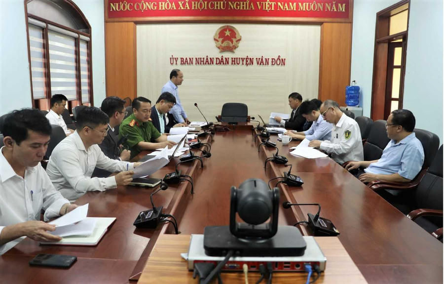 Quang cảnh cuộc họp giữa UBND huyện Vân Đồn với sở Giao thông – Vận tải, Cảng vụ đường thuỷ nội địa Quảng Ninh